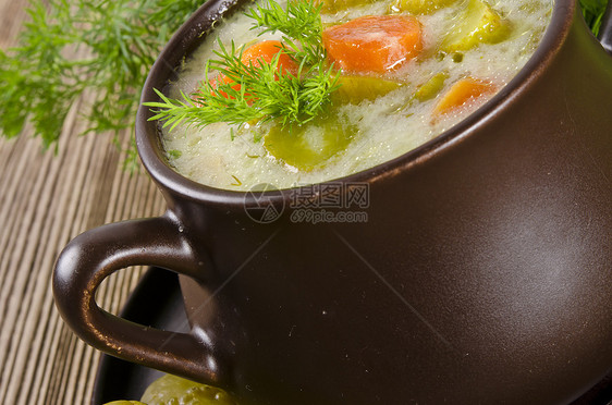 波兰泡黄瓜汤抛光盘子芳香灯泡芹菜面包叶子烹饪黄瓜草本植物图片