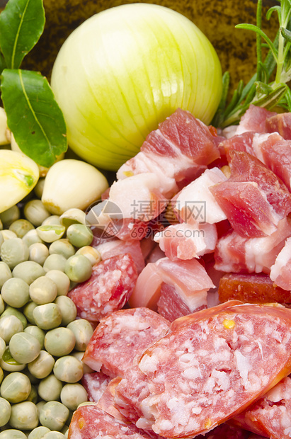 豆豆汤和原料盘子厨房餐厅饮食青菜花园土豆迷迭香牛肉植物图片