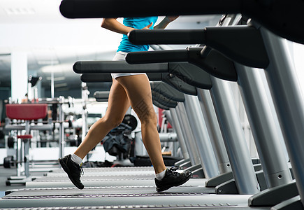 女人在跑步机上奔跑成人喜悦女性快乐机器身体运动四肢音乐俱乐部图片