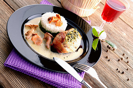用火腿和菠菜烤鸡叶子胡椒桌子牛肉宏观黄油盘子餐厅青菜食物图片