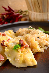 Pierogi 意大利菜和酸奶和蘑菇食物抛光糕点营养熏肉饮食水饺叶子宏观厨房图片