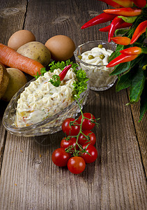波兰菜沙拉加蛋黄酱橙子豪华版面包豆子健康杂货店蔬菜美食植物奶牛图片