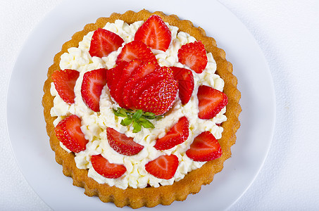 草莓派和奶油白色馅饼面包师饮食糕点餐厅圆形食物庆典红色图片