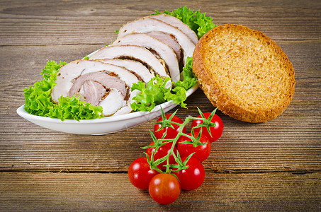 配有辣椒和西红柿的肉牛肉橄榄面包白色桌子绿色营养品宏观厨房美食盘子印章图片