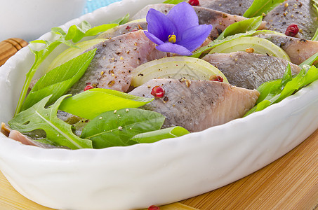 牧草沙拉营养镶嵌洋葱黄瓜食物小吃盘子美食灯泡鱼片图片