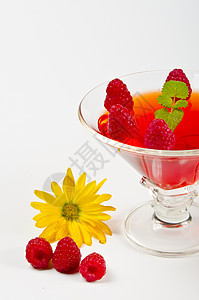 玻璃碗里有水果果冻 还有新鲜的草莓饮食早餐小吃奶油烹饪覆盆子宏观甜点食物营养图片
