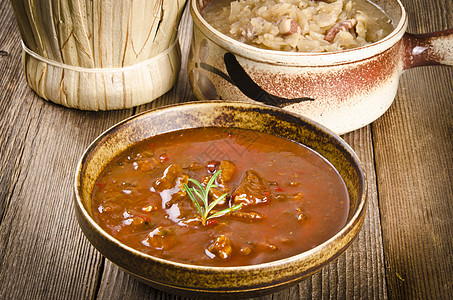 古拉什汤辣椒牛肉胡椒烹饪芳香灯泡厨房餐厅迷迭香午餐图片