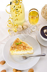 香槟和蛋糕瓶子坚果香草桌子派对奶油餐饮糕点生日馅饼图片
