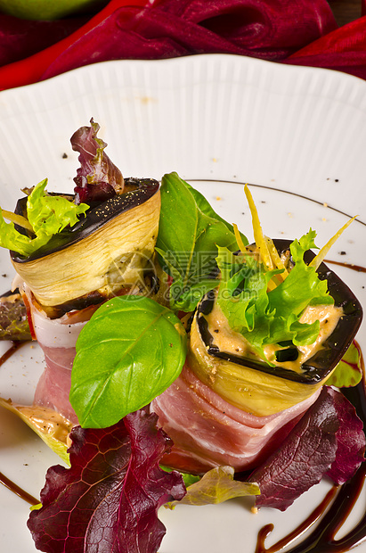 Aubergine牛肉橄榄和Parma 火腿盘子百里香青菜水果洋葱饮食烹饪厨房蔬菜茄子图片