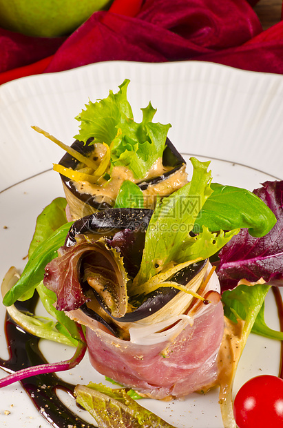 Aubergine牛肉橄榄和Parma 火腿水果盘子蔬菜饮食厨房胡椒烹饪洋葱美食青菜图片