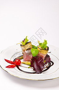 Aubergine牛肉橄榄和Parma 火腿烹饪百里香饮食厨房茄子洋葱蔬菜胡椒盘子青菜图片