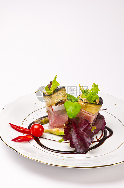 Aubergine牛肉橄榄和Parma 火腿烹饪百里香饮食厨房茄子洋葱蔬菜胡椒盘子青菜图片