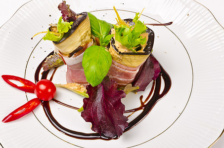 Aubergine牛肉橄榄和Parma 火腿水果青菜茄子饮食烹饪百里香美食盘子胡椒蔬菜图片