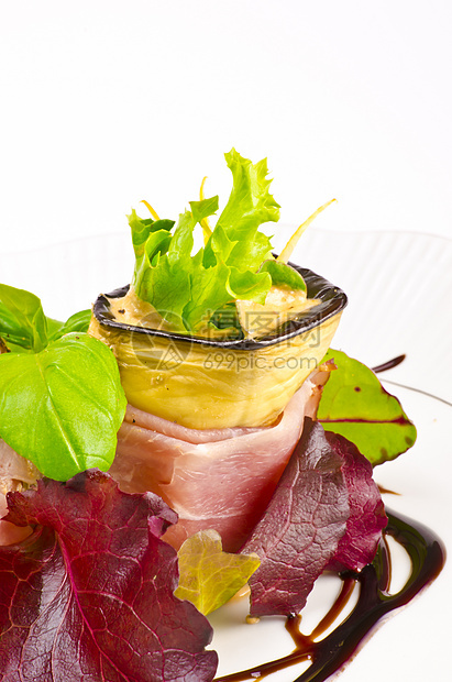 Aubergine牛肉橄榄和Parma 火腿烹饪水果茄子胡椒洋葱蔬菜美食青菜饮食厨房图片
