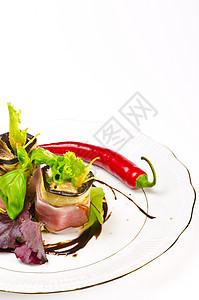Aubergine牛肉橄榄和Parma 火腿厨房饮食盘子胡椒茄子烹饪洋葱青菜蔬菜百里香图片