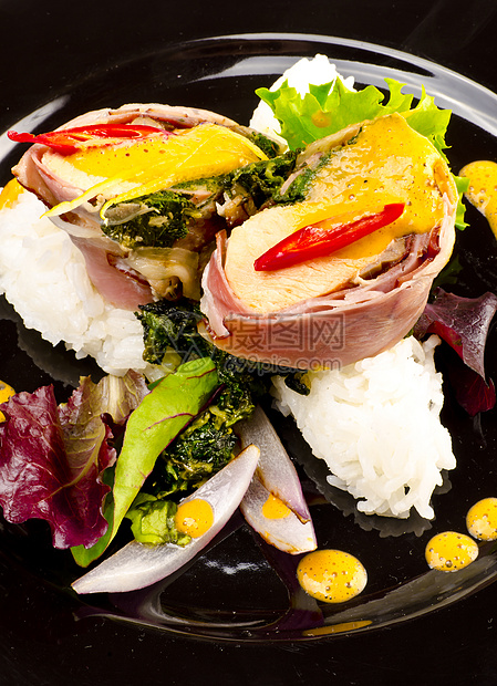 火腿和菠菜中的鲑鱼美食早餐厨房胡椒叶子宏观餐饮派对蔬菜庆典图片