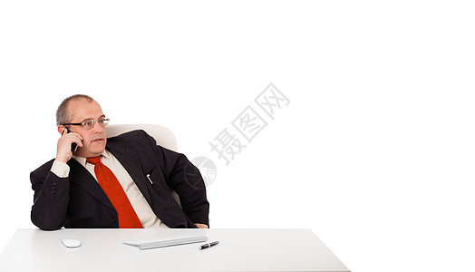 商务人士坐在办公桌旁 用复印本打通电话工人合同职业经理文书老板套装老鼠工作商业图片