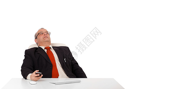 坐在办公桌的商务人士 手持带影印件的移动电话老鼠人士桌子套装经理签名写作文书工人职业图片