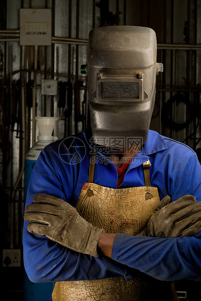 戴面罩的非洲焊接器焊机男人工作服职场工人黑色制造业金属工作工艺图片
