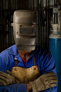 戴面罩的非洲焊接器安全劳动工作服黑色金工生产工业工作工厂男人图片