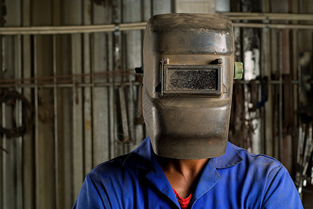 戴面罩的非洲焊接器金属工业职场面具工艺工作服建造劳动安全金工图片