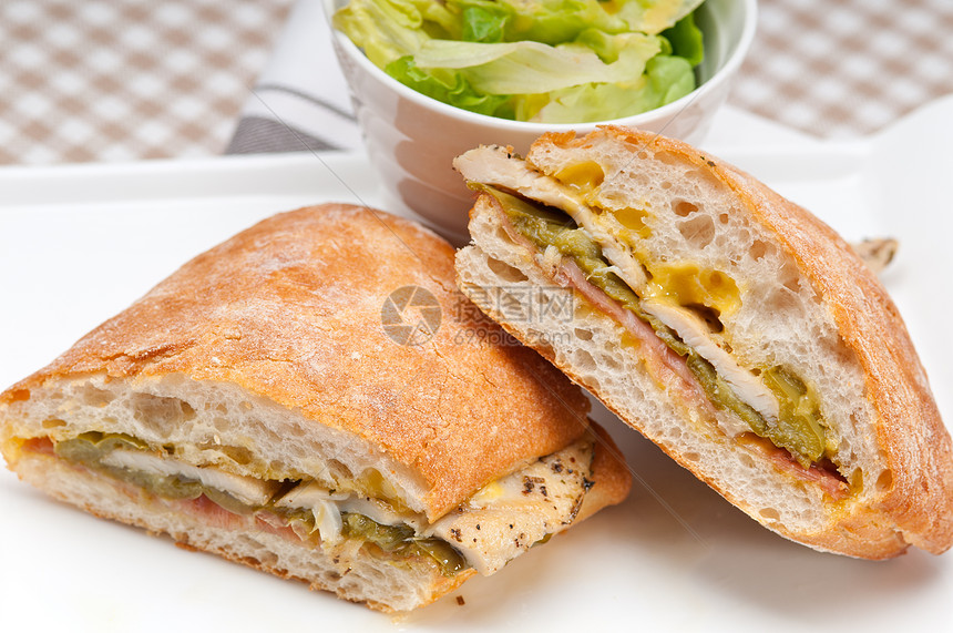 意大利意大利番尼三明治鸡肉饼家禽胡椒包子叶子火腿饮食盘子午餐宏观早餐图片