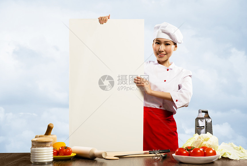 持有文本海报的女厨师烹饪厨房广告牌职业女孩职员菜单广告食物助手图片