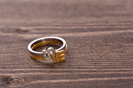 木制桌上的订婚戒指图片
