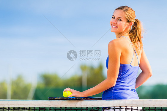 一个拥有复制空间的漂亮年轻网球运动员的肖像火车速度女性娱乐法庭蓝色球拍女孩微笑女士图片