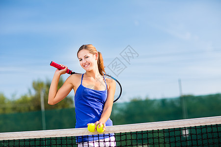 一个拥有复制空间的漂亮年轻网球运动员的肖像火车快乐训练优胜者娱乐蓝色活力女孩服务晴天图片