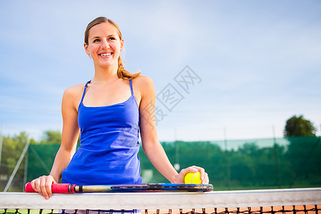 一个拥有复制空间的漂亮年轻网球运动员的肖像快乐法庭晴天运动球拍天空女士速度活力娱乐图片
