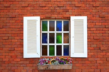 窗口和花框盒子植物房子花坛建筑外观花园玻璃白色窗户图片