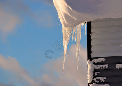 冬季冰柱天空白色蓝色背景图片