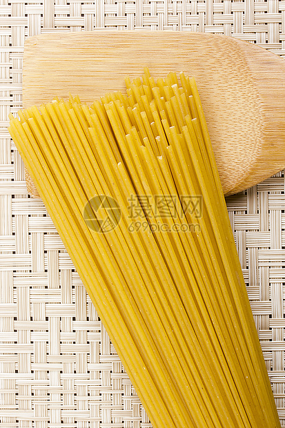 面食和木质勺饮食糖类面条勺子烹饪杂货黄色美食金子营养图片