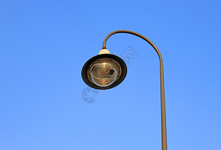 对抗蓝天的街道灯天空路灯纪念碑照明玻璃灯柱活力城市金属电气图片