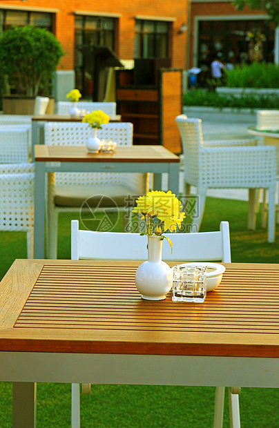 户外餐厅用鲜花布置桌椅和桌椅旅行用餐咖啡城市木头食物椅子酒店桌子派对图片