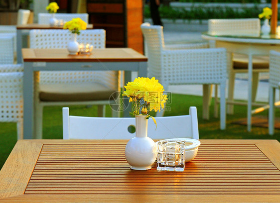 户外餐厅用鲜花布置桌椅和桌椅座位蜡烛椅子环境酒店家具咖啡咖啡店用餐街道图片