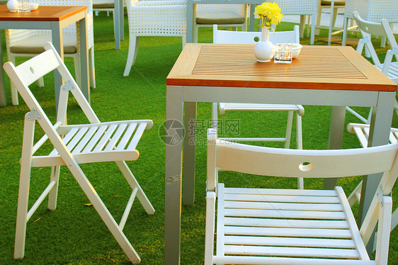 户外餐厅用鲜花布置桌椅和桌椅旅行花园蜡烛环境家具桌子咖啡店椅子人行道酒店图片