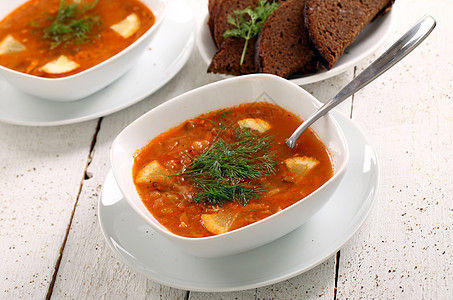 热红汤和黑面包的画面烹饪盘子餐厅木头橙子午餐饮食香菜草本植物食物图片