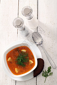 碗红汤 餐桌上有面包美食餐厅蔬菜勺子奶油午餐香菜盘子烹饪桌布图片