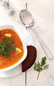 木制桌上一碗热红汤的图像奶油餐厅香菜饮食午餐烹饪课程面包木头草本植物图片