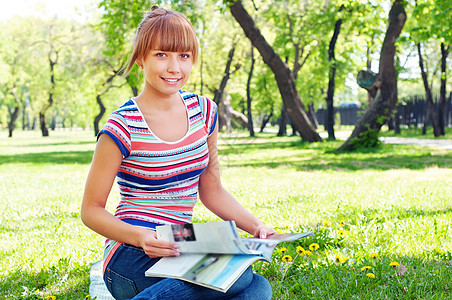 夏季公园一位美丽女子的肖像享受女士女性假期乐趣蓝色场地女孩雏菊自由图片