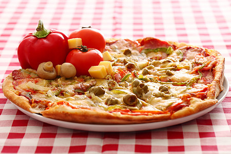 一张桌布上新鲜意大利披萨的图片食物垃圾小吃餐厅午餐面团香肠美食脆皮营养图片