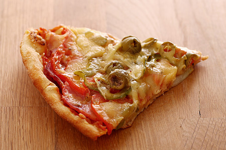 木制背景上的意大利比萨饼切片营养火腿垃圾午餐小吃饮食用餐圆圈食物洋葱图片