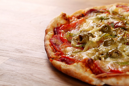 木纸面上新鲜意大利披萨的图片洋葱小吃食物饮食送货圆圈木头美食面团火腿图片