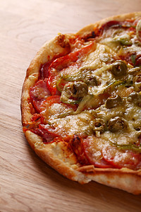 木纸面上新鲜意大利披萨的图片食物美食木头洋葱圆圈小吃用餐面团送货香肠图片