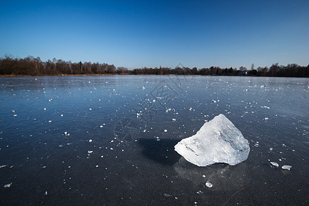冻结的冬季温度 地表冰块覆盖在地面上水晶寒冷天气寒意晴天野生动物山脉冰川季节反射图片