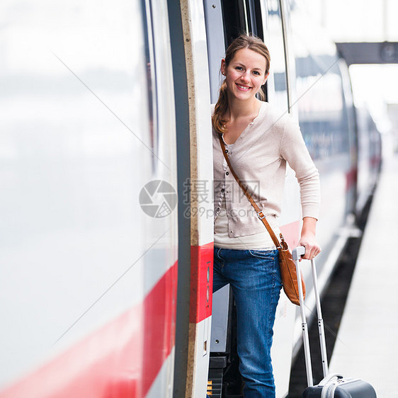 美丽的年轻女子登上火车木板平台旅游城市速度女性车站游客铁路旅行图片