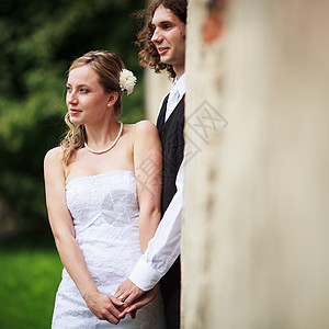 年轻结婚夫妇的肖像图片