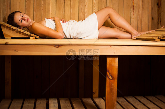 年轻女子在桑浴间放松温度女孩桑拿皮肤女性温泉房间木头头脑会议图片